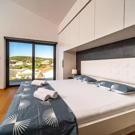 Lejlighed Veronica With Pool First Line At Sea Palit