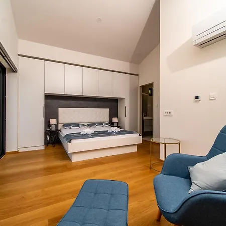 Апартаменты Veronica With Pool First Line At Sea