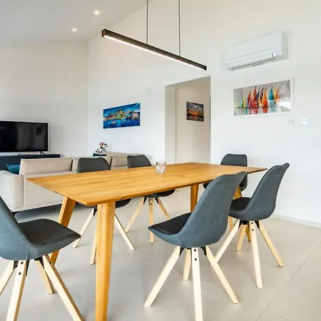 Апартаменты Veronica With Pool First Line At Sea Palit