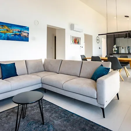 Lejlighed Veronica With Pool First Line At Sea