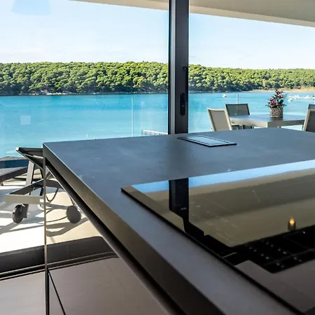 Апартаменты Veronica With Pool First Line At Sea *