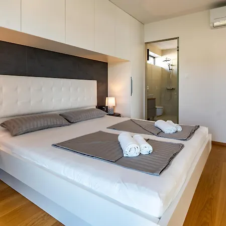 Veronica With Pool First Line At Sea Palit