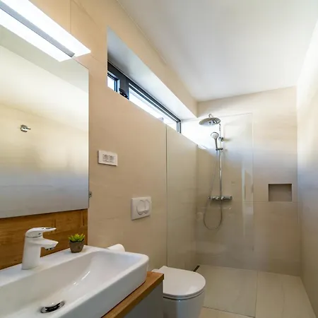 Lejlighed Veronica With Pool First Line At Sea Palit