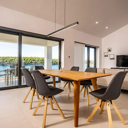 Апартаменты Veronica With Pool First Line At Sea