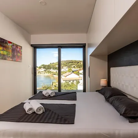 Lejlighed Veronica With Pool First Line At Sea Palit