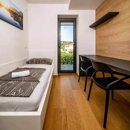 Lejlighed Veronica With Pool First Line At Sea Palit