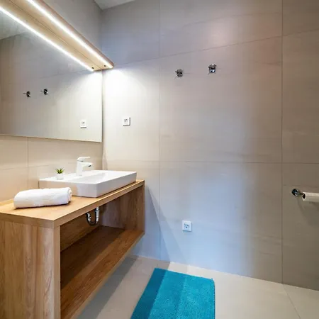 Veronica With Pool First Line At Sea Palit