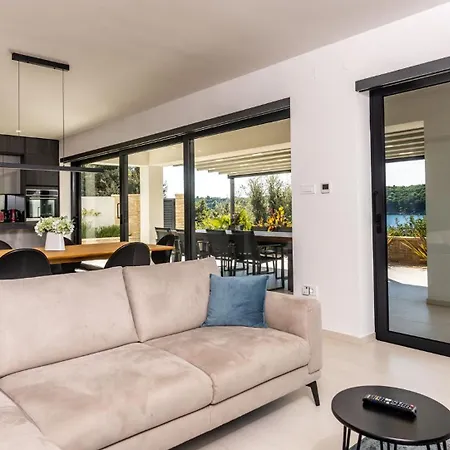 Veronica With Pool First Line At Sea