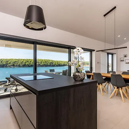 Апартаменты Veronica With Pool First Line At Sea Palit