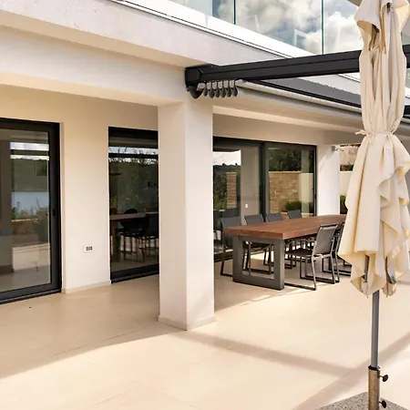 Lejlighed Veronica With Pool First Line At Sea