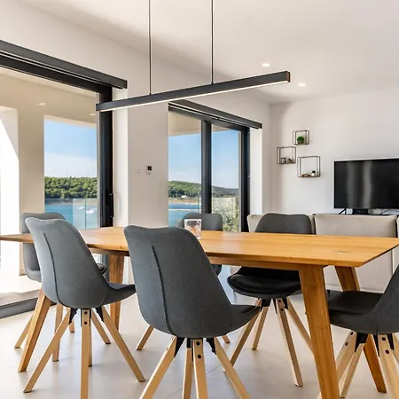 Апартаменты Veronica With Pool First Line At Sea *