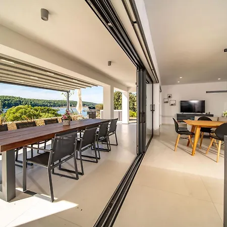 Lejlighed Veronica With Pool First Line At Sea Palit