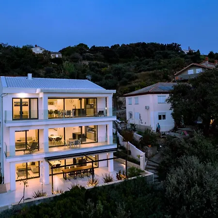 Lejlighed Veronica With Pool First Line At Sea Palit