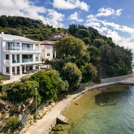 Lejlighed Veronica With Pool First Line At Sea Palit