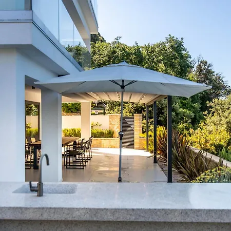 Veronica With Pool First Line At Sea Lejlighed