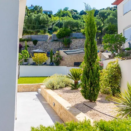 Lejlighed Veronica With Pool First Line At Sea *