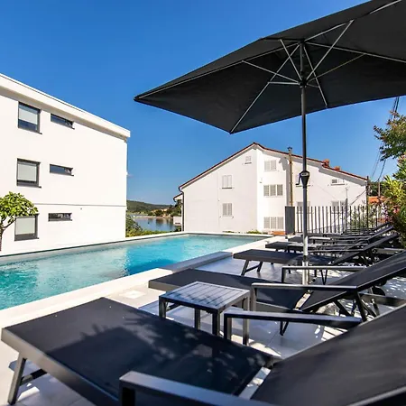 Апартаменты Veronica With Pool First Line At Sea Palit