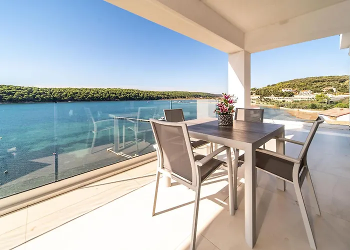 Veronica With Pool First Line At Sea Palit