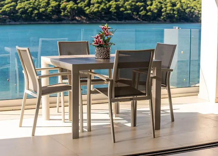 Apartment Veronica With Pool First Line At Sea Palit