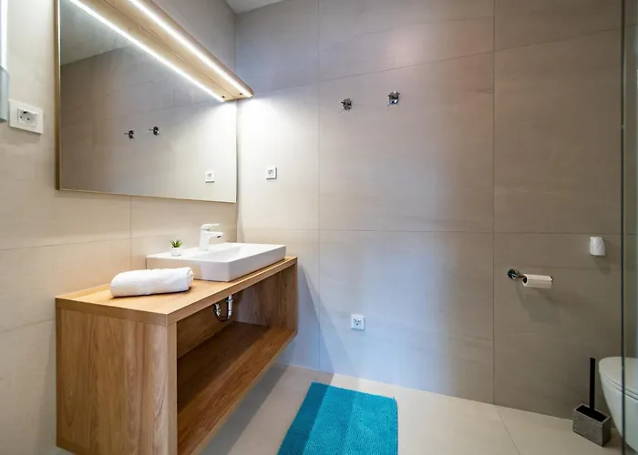 Veronica With Pool First Line At Sea Palit