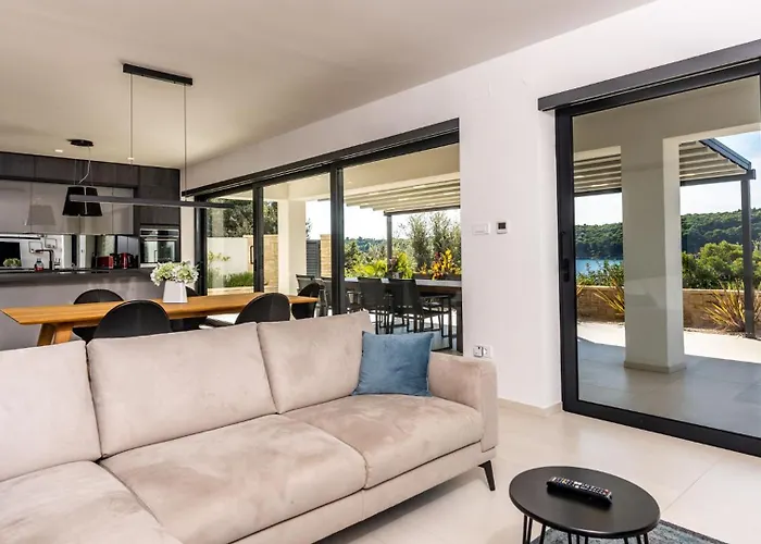 Veronica With Pool First Line At Sea