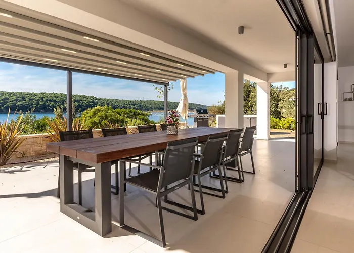 Apartment Veronica With Pool First Line At Sea Palit