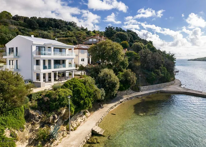 Apartment Veronica With Pool First Line At Sea Palit