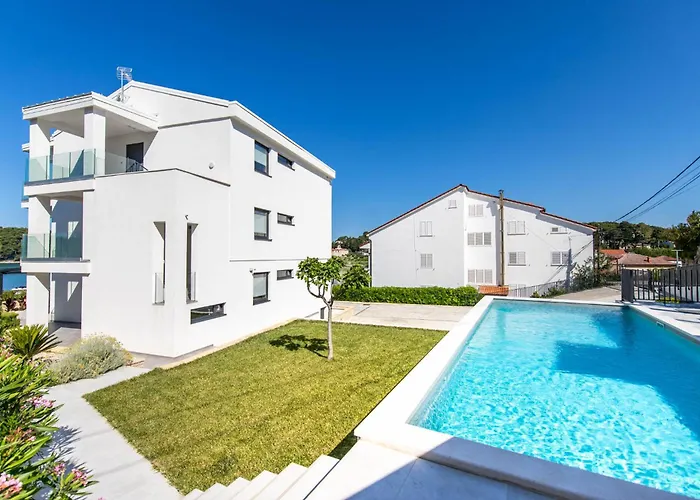 Veronica With Pool First Line At Sea Apartment *