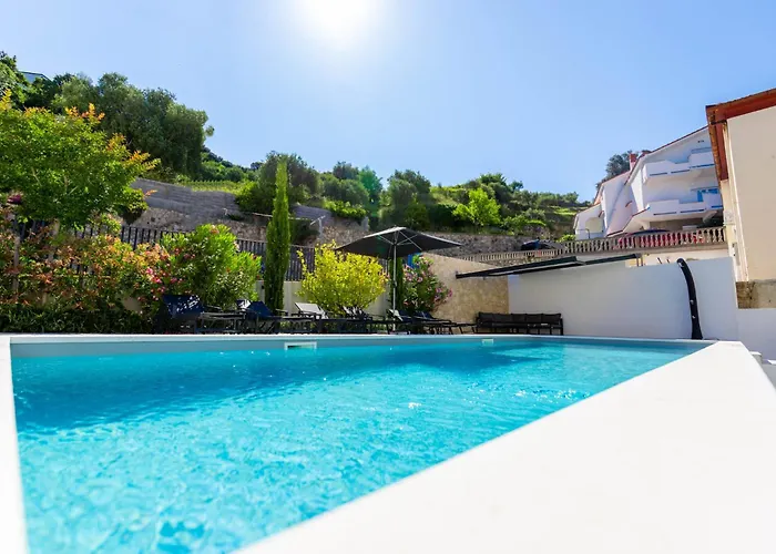 Veronica With Pool First Line At Sea Apartment