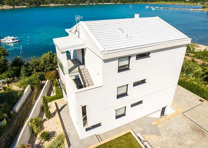 Veronica With Pool First Line At Sea * Palit