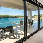 Apartmán Veronica With Pool First Line At Sea New Translation