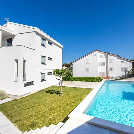 Veronica With Pool First Line At Sea Apartmán *