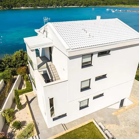 Veronica With Pool First Line At Sea * New Translation