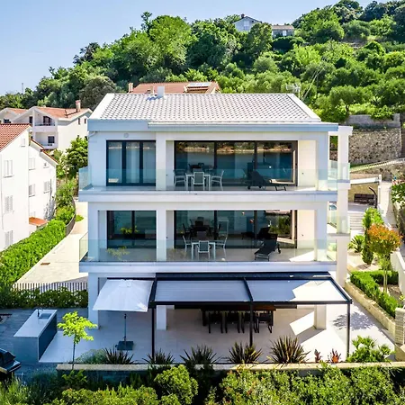 Veronica With Pool First Line At Sea Apartmán New Translation