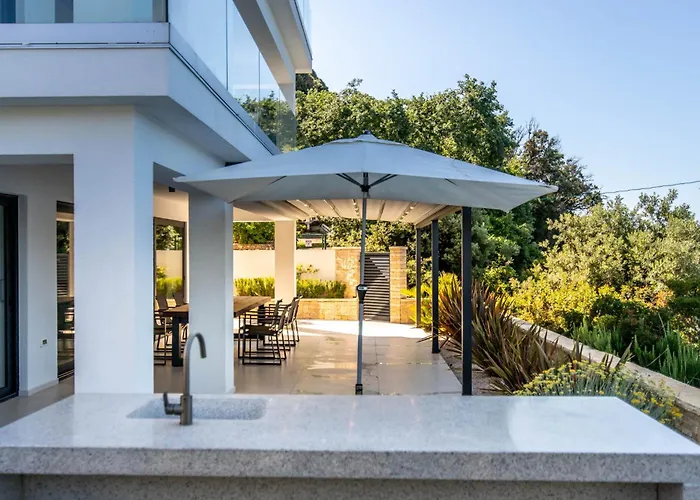 Veronica With Pool First Line At Sea Lejlighed